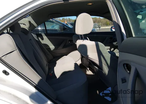 2010 Toyota Camry Le z USA, uszkodzony, nr VIN 4T1BF3EK0AU556012